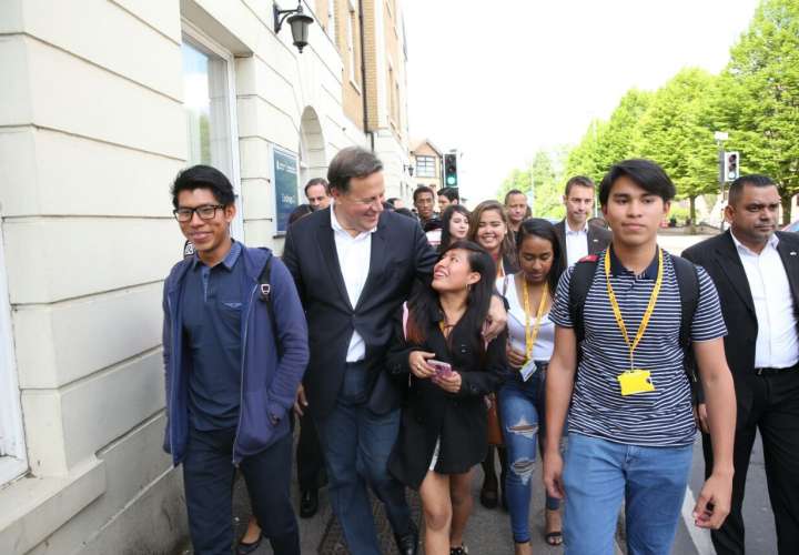 Varela se reúne con estudiantes panameños en Cambridge