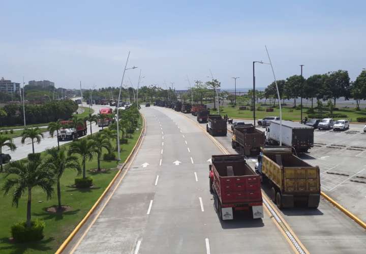 Camioneros exigen a Gobierno reactivación de megaproyectos para trabajar [Video]