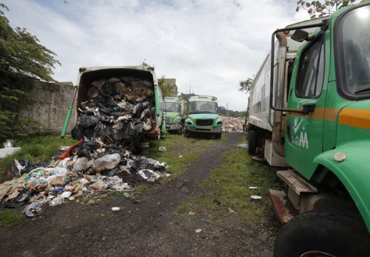 Camión lleno de basura aún sin tratar, en Ciudad de Panamá. EFE Archivo