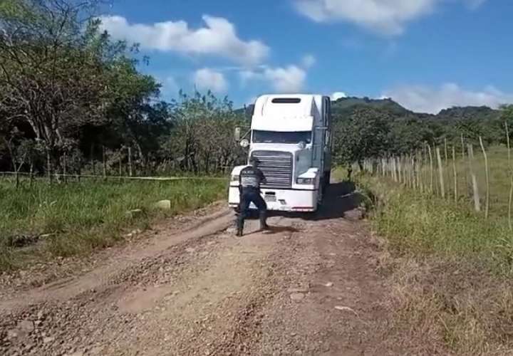 Los delincuentes dejaron el camión abandonado en un camino de tierra que comunica con una finca de El Roble.