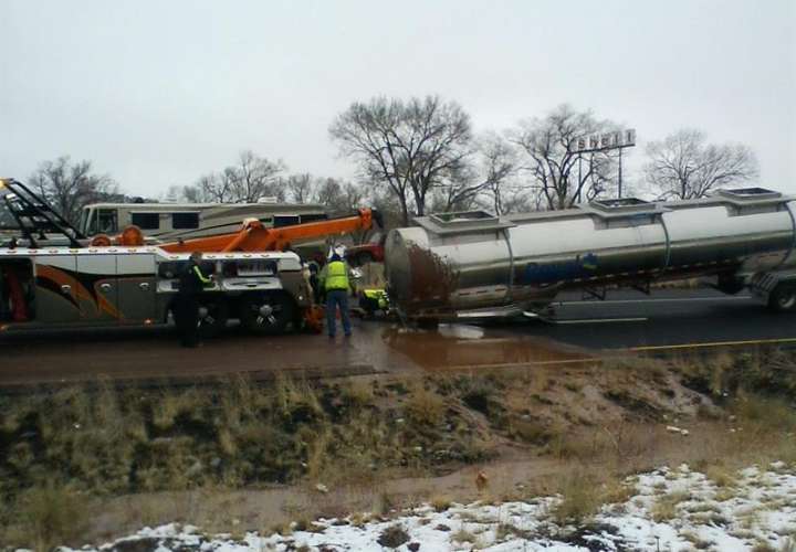 Un camión cisterna cargado de chocolate líquido, se volcó en una carretera de la ciudad de Flagstaff (Arizona, EE.UU.). EFE