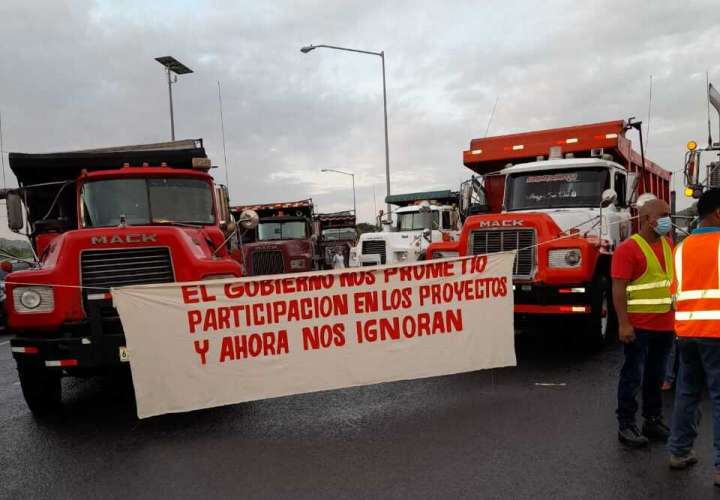 Camioneros cierran calles en Colón y piden contratación en proyectos de Gobierno