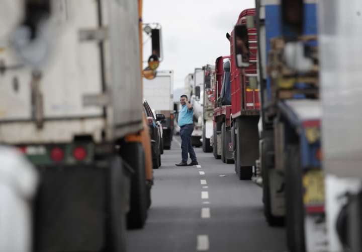  camiones bloqueados durante una protesta de docentes y camioneros en la carretera Panamericana. EFE