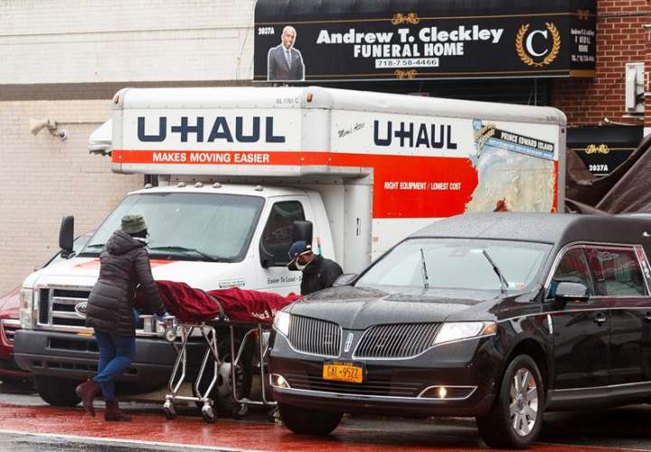 "Abominable", hallan cadáveres en camiones fuera de funeraria en Nueva York
