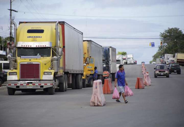 Camiones de carga transitan por una carretera de Panamá. EFE Atchivo