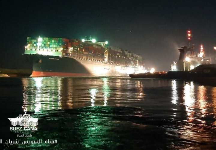 Reflotan parcialmente el Ever Given varado seis días en canal de Suez (Video)