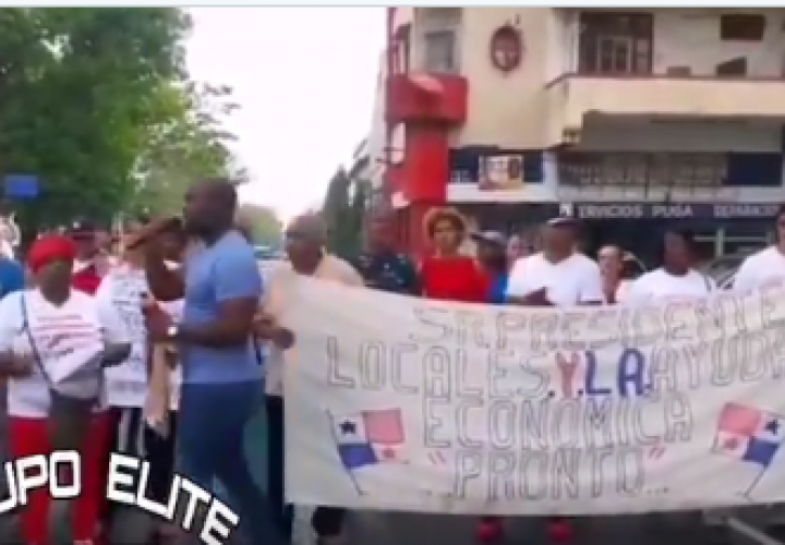 Microempresarios colonenses protestan y piden pago de indemnización 