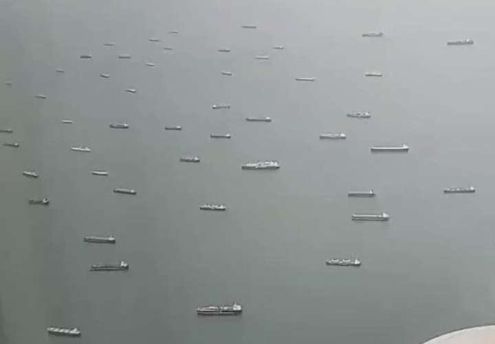  Foto de video  de los barcos encallados por el fenómeno de El Niño.