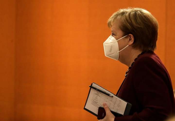 La canciller alemana, Angela Merkel, se dipone a presidir la reunión de su gabinete este miércoles en Berlín. EFE