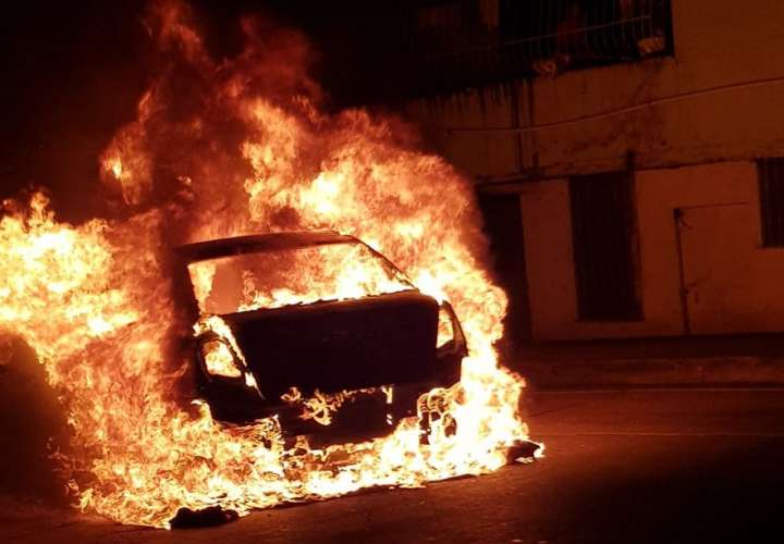 Auto arde en llamas en la vía Cincuentenario