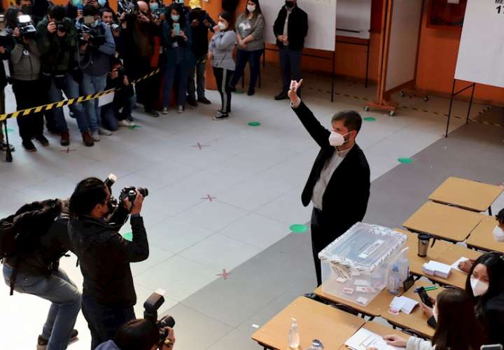 Momento cuando Gabriel Boric votaba hoy, durante la segunda vuelta de las elecciones presidenciales EFE