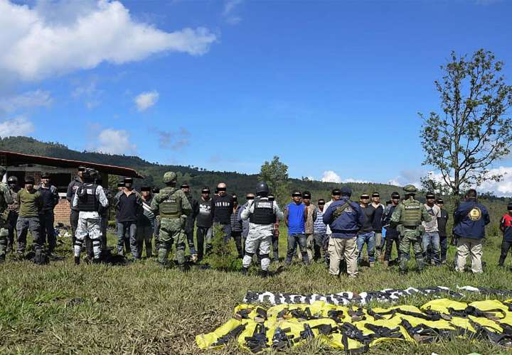 Barrería de narcos en México durante operación militar. Atrapan a 37