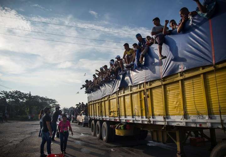 Integrantes de la caravana de migrantes centroamericanos fueron registrados este lunes, en Tepatepec, en el estado de Oaxaca (México). EFE