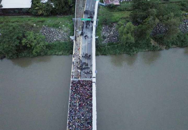 Fotografía tomada desde un dron de los cientos de migrantes hondureños cuando permanecían varados en uno de los puentes que atraviesa el río Suchiate, frontera natural entre Guatemala y México el 19 de octubre de 2018, en Tecún Umán (Guatemala). EFE