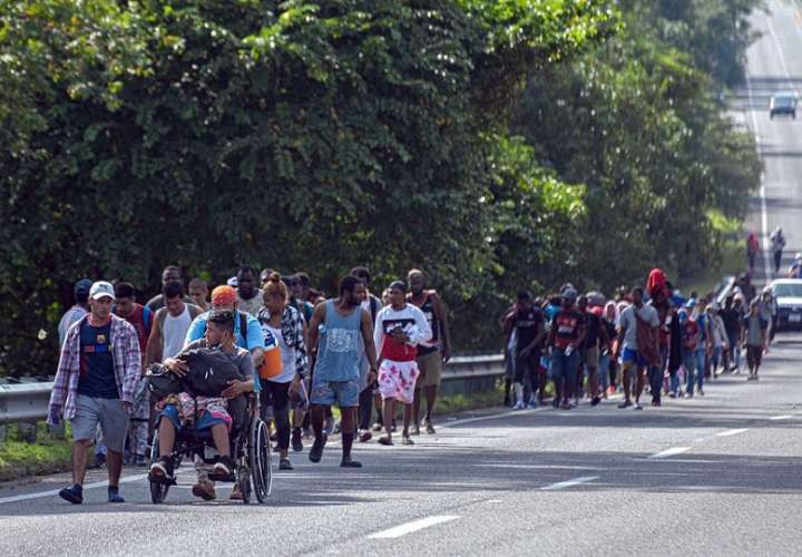 Migrantes centroamericanos caminan hoy por una autopista del municipio de Huixtla, en el estado de Chiapas (México). EFE