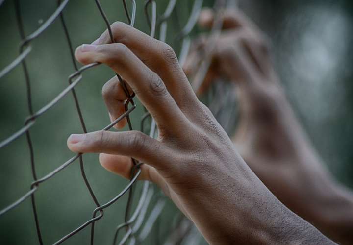 Sudáfrica dará libertad condicional a 19, 000 presos para contener COVID-19
