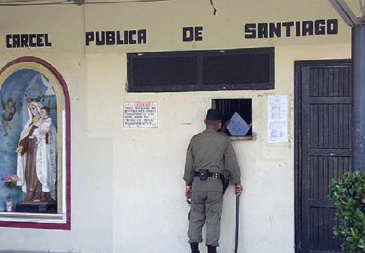 Privados de libertad de la cárcel de Santiago son trasladados a sede del Ifarhu