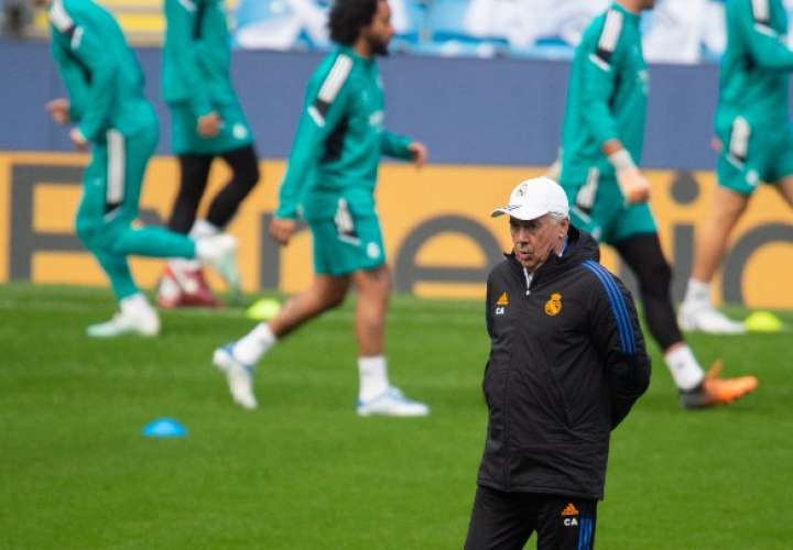 Carlo Ancelotti dirige hoy lunes el entrenamiento del Real Madrid en Manchester para el partido de mañana martes. Foto: AP