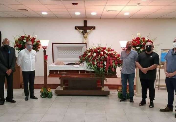  Velan el cuerpo del salsero puertorriqueño Carlos Estremera
