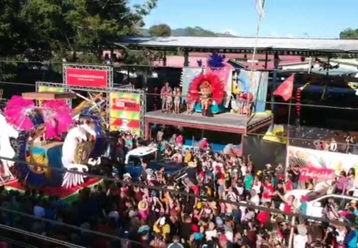 Mucha gente en el carnaval en Las Lajas, provincia de Chiriquí.
