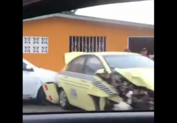 Auto quedó metido en patio de casa tras colisión múltiple en Cerro Batea [Video]