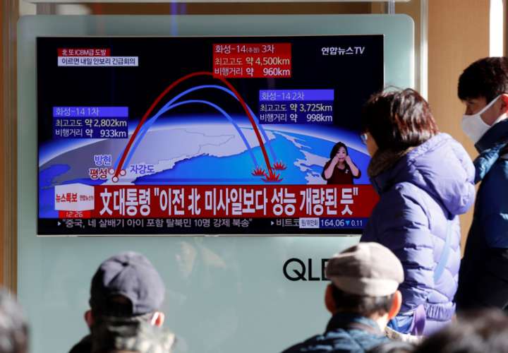 Surcoreanos ven un reportaje televisivo que muestra el anuncio de Corea del Norte de que ha probado con éxito un misil balístico intercontinental (ICBM) en una estación en Seúl, en una foto de archivo.
