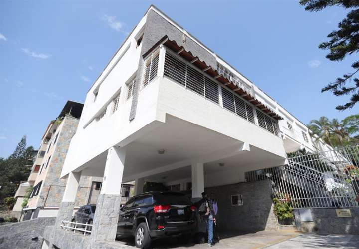 Vista general de la vivienda de Roberto Marrero, jefe de despacho del líder opositor Juan Guaidó, de donde fue sacado en la madrugada de este jueves, en Caracas (Venezuela).  EFE