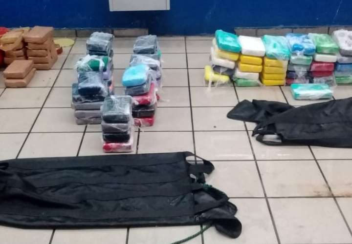 Confiscan 87 paquetes de droga en buque mercante