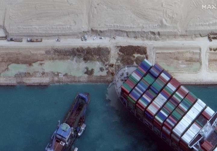 Egipto intenta sin éxito reflotar buque varado para desbloquear canal de Suez