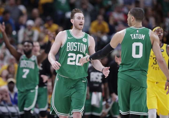 Gordon Hayward (20) lideró a la ofensiva de los Celtics./ Foto AP
