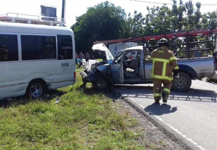 Ocho heridos deja colisión entre bus y pick up en Bocas del Toro