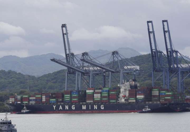 Vista del puerto de contenedores de Balboa a la entrada del Canal de Panamá,