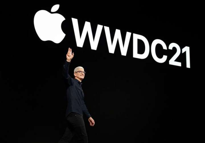 CEO de Apple, Tim Cook, saluda a millones de desarrolladores de todo el mundo en la Conferencia Mundial de Desarrolladores de Apple en Apple Park en Cupertino, California. EFE