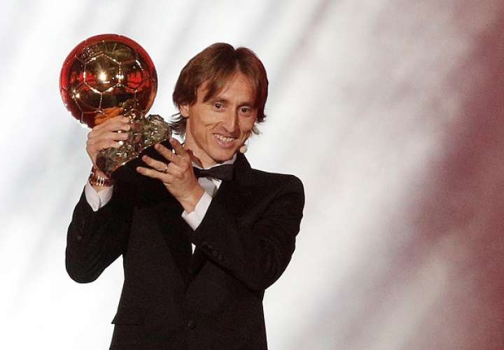 Luka Modric del Real Madrid sostiene su trofeo del Balón de Oro, en la ceremonia de entrega de premios para los mejores futbolistas europeos del año./EFE
