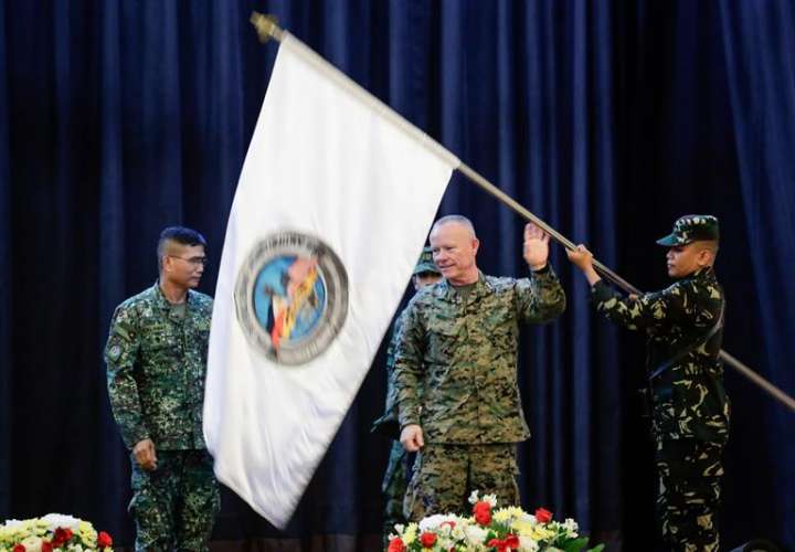 Funcionarios desplegarán una bandera durante la ceremonia de apertura del Ejercicio Balikatán Filipinas-Estados Unidos (hombro a hombro) 2018 en la sede de las Fuerzas Armadas de Filipinas (AFP) en Quezon City, Filipinas, 07 de mayo de 2018. EFE