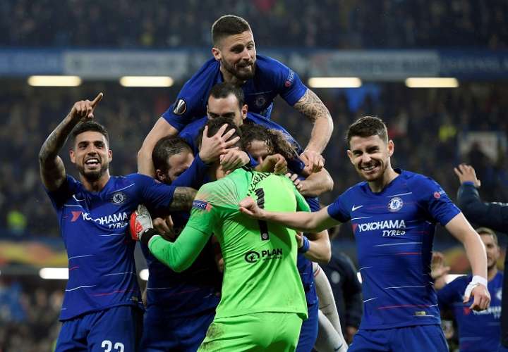 El arquero de Chelsea Kepa Arrizabalaga (c) celebra con sus compañeros tras ganar en la serie de penaltis este jueves. Foto: EFE
