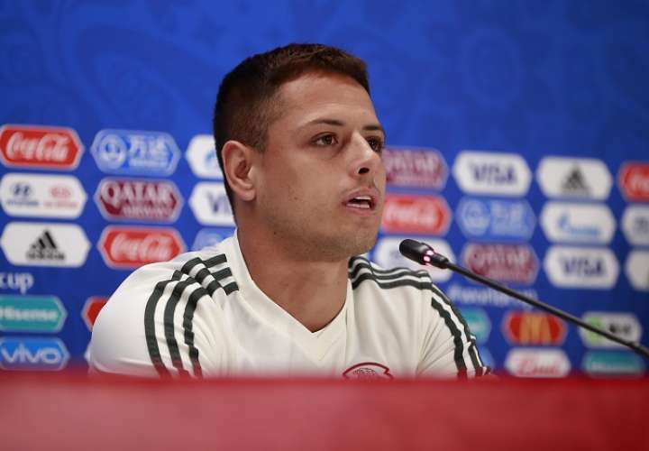 El jugador de la selección mexicana de fútbol, Javier Hernández, participa en una rueda de prensa en el Ekaterimburgo Arena./EFE