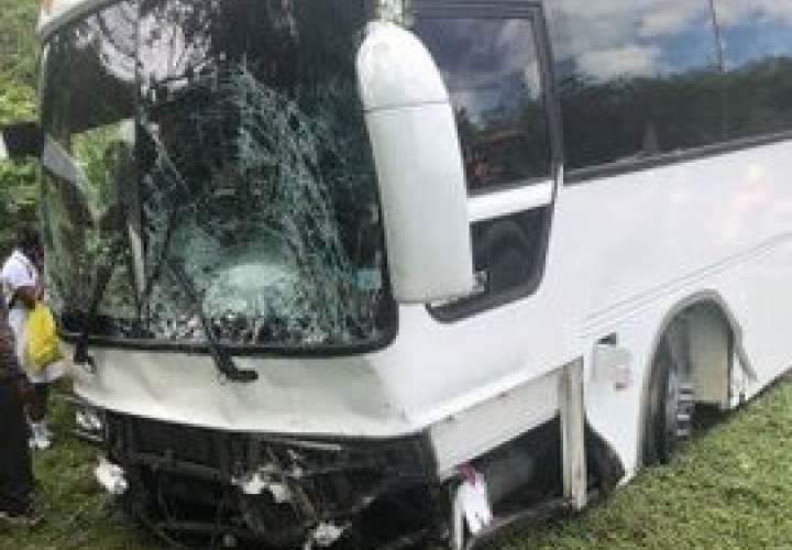 Otro accidente entre bus y camioneta en la autopista Panamá-Colón