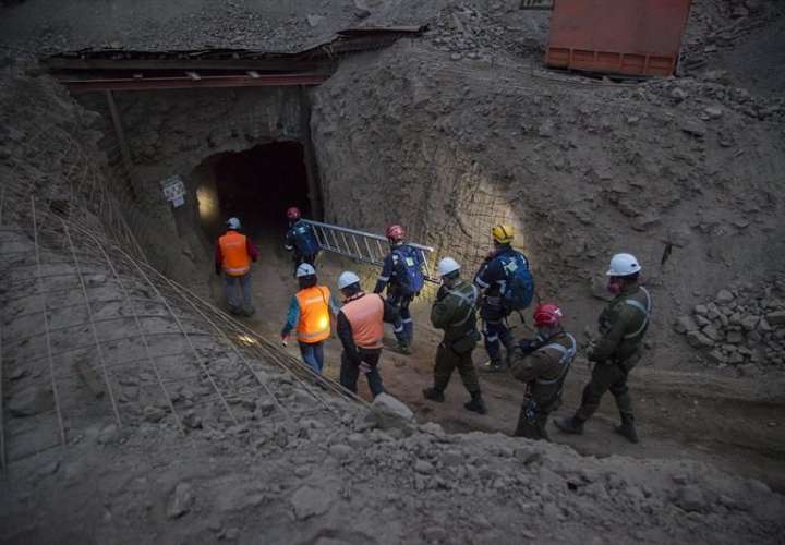Operario rescatado en mina de Chile se encuentra estable, según autoridades
