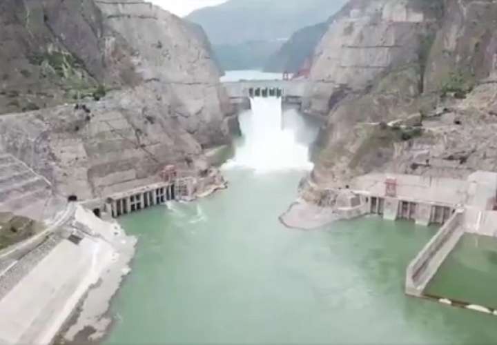 China comenzó hoy a operar dos unidades generadoras de la central hidroeléctrica de Baihetan. Captura de video