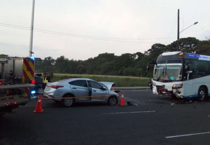 Conductora muere tras colisión frontal entre auto y bus en Colón [Video]