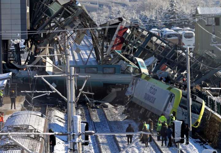 Bomberos trabajan en el rescate de víctimas en el lugar donde se ha producido un accidente al chocar un tren de alta velocidad en Ankara (Turquía). EFE