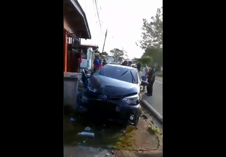 Conductor arranca tinaqueras de varias casas con su vehículo en El Tecal (Video)