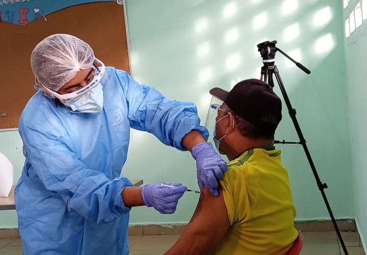 Chorreranos reciben primera dosis de la vacuna Pfizer