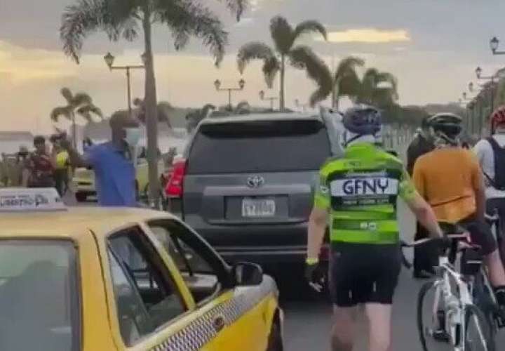  Altercado: Casi atropellan a ciclistas en la Calzada de Amador  [Video]