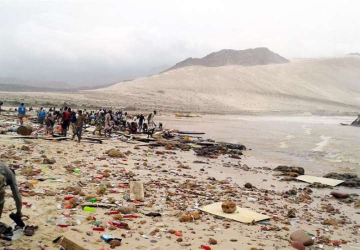 Varias personas inspeccionan los daños ocasionados por el ciclón Mekenu en la isla de Socotra en el Océano Índico a unos 250 millas de la costa de Yemen. Foto: EFE