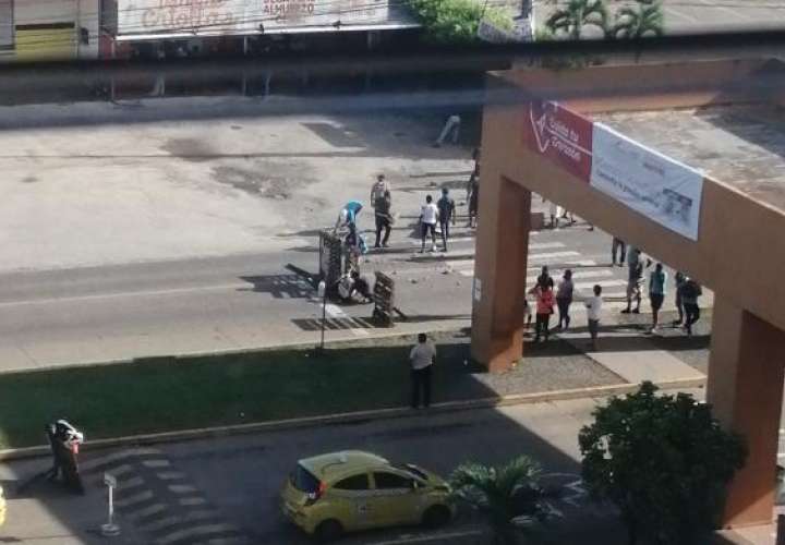 Invasores de "Tierra Prometida" cierran vía y vandalizan hospital [Video]
