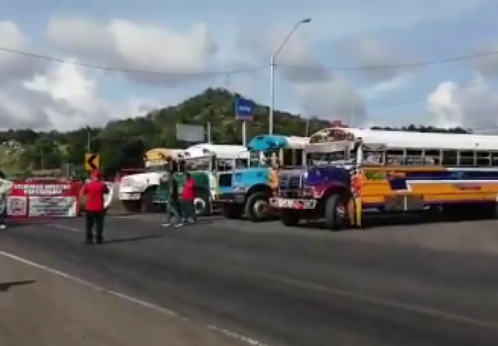 Transportistas cierran vía en La Chorrera [Video]
