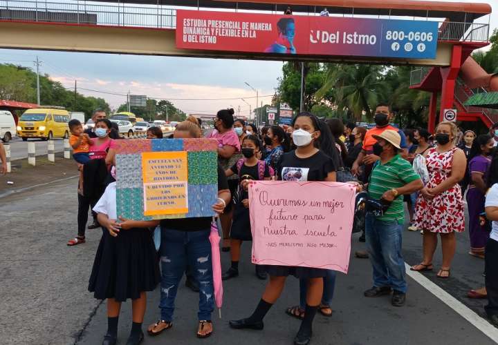 Cierra la vía Interamericana por mal estado de escuela en Veraguas