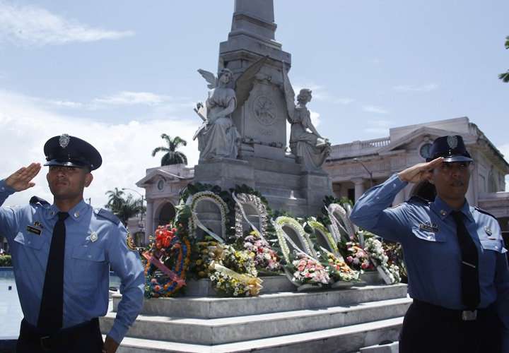 Rinden honores a bomberos caídos en tragedia "El Polvorín"
